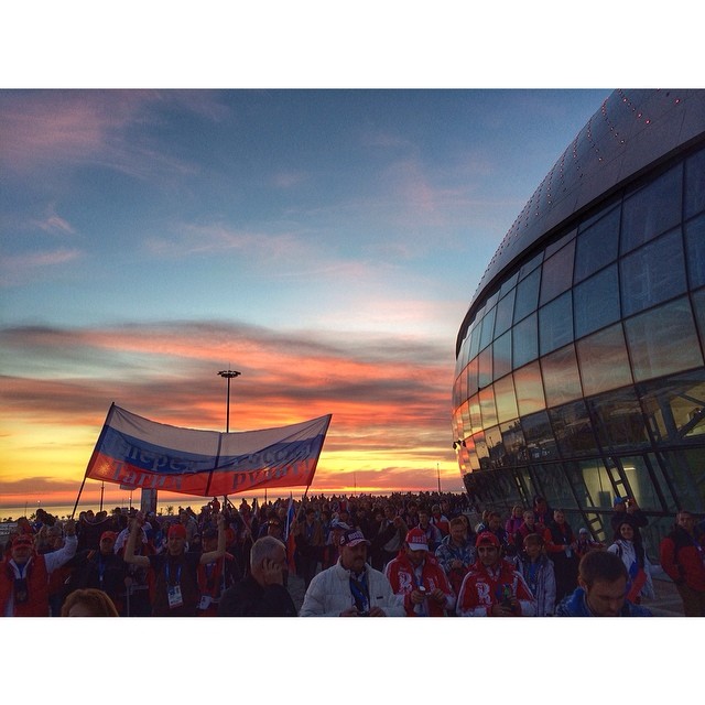 Awesome scene outside the Bolshoy Hockey Dome after #Russia (also) won big in their group stage game. Energy is going to be electric for the USA clash on Saturday! #SochiTODAY #Sochi2014